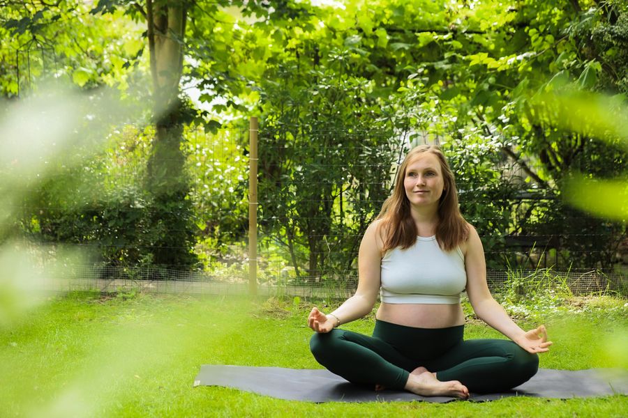 Schwangerschaftsyoga in Lenzburg – Samira Neuhaus auf der Yogamatte im Garten